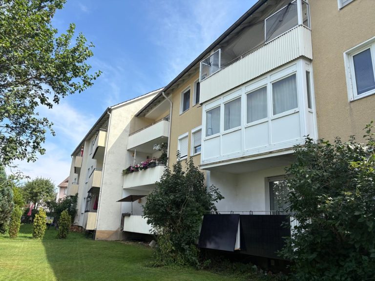 3-Zimmer-Wohnung zum Kauf in Bad Salzuflen, Waldstraße Moderne Einbauküche mit dunklen Fronten und Holzarbeitsplatte - 3-Zimmer-Wohnung in Bad Salzuflen.