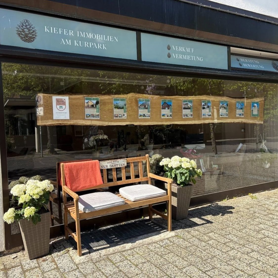 Kiefer Immobilien am Kurpark Büro Außenansicht Schaufenster von Kiefer Immobilien am Kurpark in Bad Salzuflen.