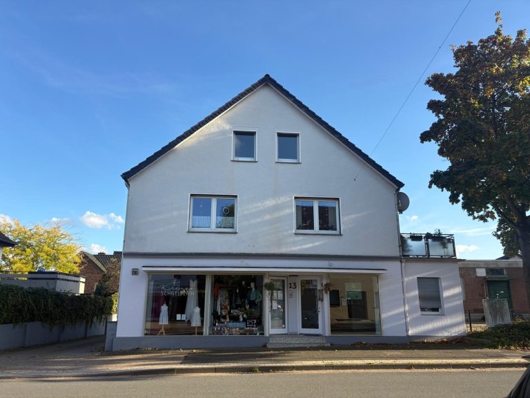 3-Zimmer-Wohnung zum Kauf in Bad Salzuflen, Waldstraße Moderne Einbauküche mit dunklen Fronten und Holzarbeitsplatte - 3-Zimmer-Wohnung in Bad Salzuflen.
